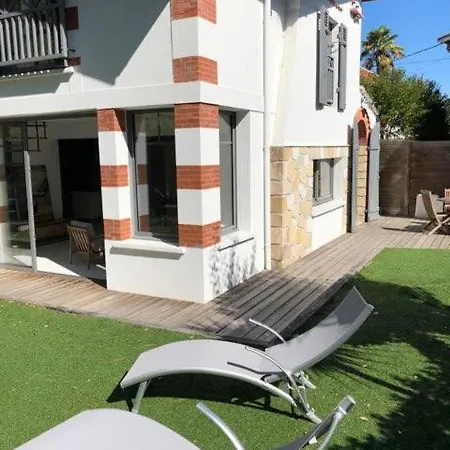 Holiday home Charmante Maison Moderne 4 Et Jardin
